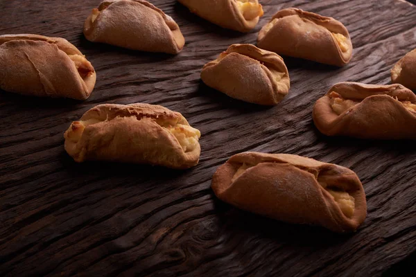 Fırın cheesecakes süzme peynir ile. ahşap masa pişirme kızarır. tatlı ve lezzetli kurabiye