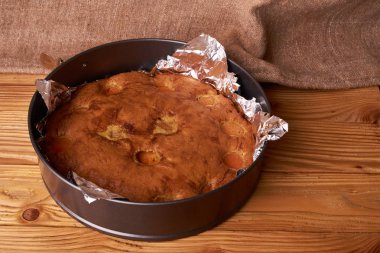 folyo maddeler tarçın, abricot, yumurta, un, süt ve şeker ile kayısı pasta pişmiş. Gıda fotoğraf