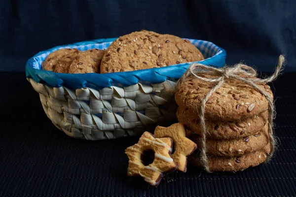 Tuzlu kurabiye ayçiçeği şeyl kurulu ve yıldız gibi iki coockis susam serpilir