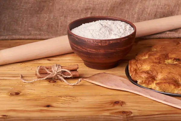 kayısı pasta ve bir kase un ve diğer malzemeler ahşap tablo