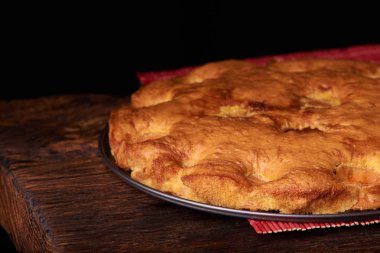 Ahşap masa arka plan üzerine kayısı ile tart