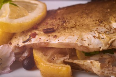 Kavrulmuş sazan ile ahşap masa tabakta dorado balık maydanoz, chives ve limon ile