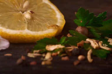 Bir dilim limon ile plaka yakınındaki bir ahşap zemin üzerine baharat