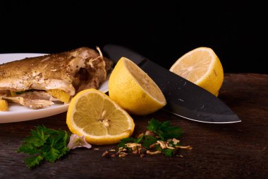 Kavrulmuş sazan ile ahşap masa tabakta dorado balık maydanoz, chives ve limon ile