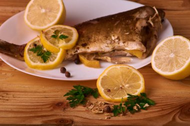 Sulu limon, sarımsak ve tuz tarafı kaplı iştah açıcı Fırında Balık