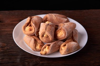 Fırın cheesecakes süzme peynir ile. ahşap masa pişirme kızarır. tatlı ve lezzetli kurabiye