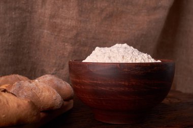 un, kase süzme peynir ve süt bir sürahi. yumurta. cheesecakes Ahşap Doğrama tahtası üzerinde yapmak için ürünler