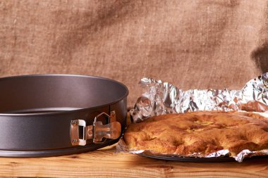 kayısı kek koyu ahşap arka plan üzerinde. renklendirme