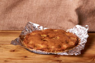 folyo maddeler tarçın, abricot, yumurta, un, süt ve şeker ile kayısı pasta pişmiş. Gıda fotoğraf