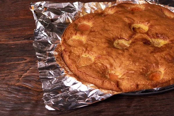 Folyo ahşap bir masa üzerinde pişmiş kayısı