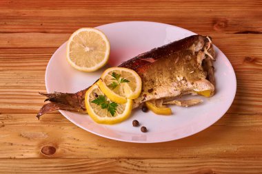 Sulu limon, sarımsak ve tuz tarafı kaplı iştah açıcı Fırında Balık