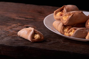 pasta Hamur Mayaları süzme peynir pişirme ahşap bir masa üzerine gelen süzme peynir ile. Küçük işletme ekmek kavramı