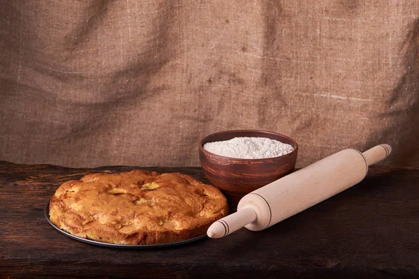 Bir koyu ahşap masa Amerikan kayısı pasta, malzemeler ve araçlar