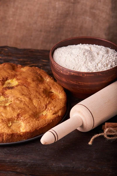 kayısı pasta ve bir kase un ve diğer malzemeler ahşap tablo