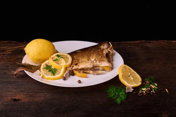 Plato Madera Con Carpa Asada Dorado Con Perejil Cebollino Limón — Foto de Stock