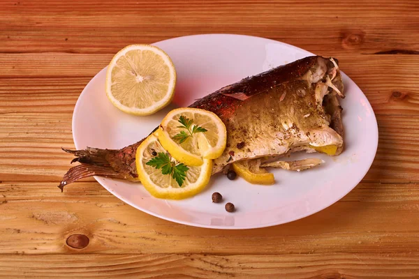 Sulu limon, sarımsak ve tuz tarafı kaplı iştah açıcı Fırında Balık