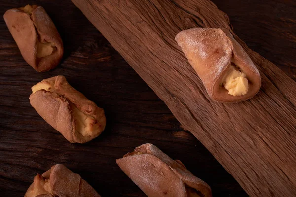 Süzme peynir - sochnik ahşap masa ile tanımlama. Klasik renkleri.