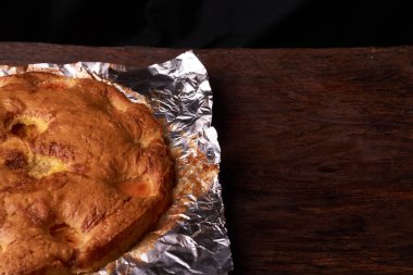 Folyo ahşap bir masa üzerinde pişmiş kayısı