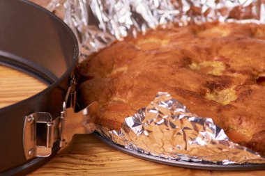 folyo maddeler tarçın, abricot, yumurta, un, süt ve şeker ile kayısı pasta pişmiş. Gıda fotoğraf