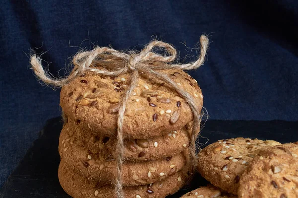 Tuzlu kurabiye susam, ekose üzerinde ayçiçeği serpilir