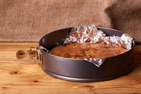 folyo maddeler tarçın, abricot, yumurta, un, süt ve şeker ile kayısı pasta pişmiş. Gıda fotoğraf