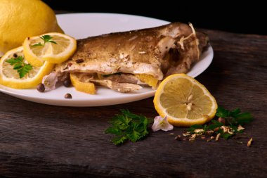 Sulu limon, sarımsak ve tuz tarafı kaplı iştah açıcı Fırında Balık