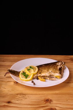 Sulu limon, sarımsak ve tuz tarafı kaplı iştah açıcı Fırında Balık