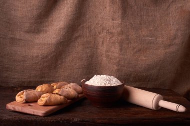 Doğrama Kurulu kase un ve oklava ile üzerinde lezzetli cottage peynir kurabiye bileşimi