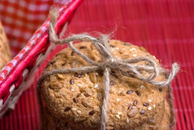 Tuzlu kurabiye üzerinde bir ahşap masa ve çuval bezi arka plan ayçiçeği susam serpilir