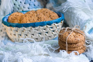 Tuzlu kurabiye susam, ekose üzerinde ayçiçeği serpilir