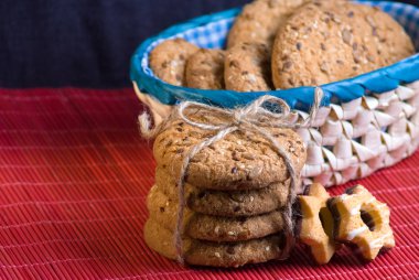 Tuzlu kurabiye üzerinde bir ahşap masa ve çuval bezi arka plan ayçiçeği susam serpilir