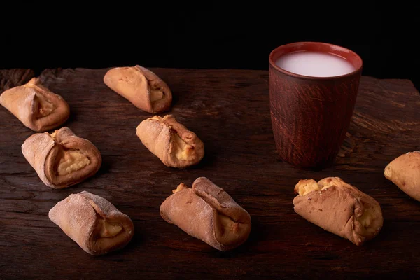 Ev yapımı kekler kahverengi ahşap masa üzerinde süzme peynir ile. Studio fotoğraf