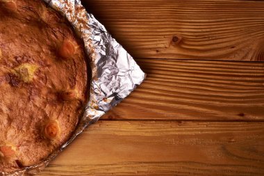 Folyo ahşap bir masa üzerinde pişmiş kayısı