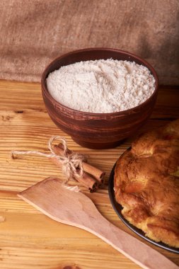 kayısı pasta ve bir kase un ve diğer malzemeler ahşap tablo