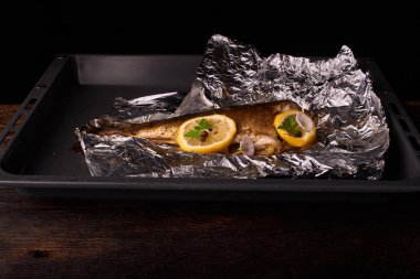 Sulu limon, sarımsak ve tuz tarafı kaplı iştah açıcı Fırında Balık