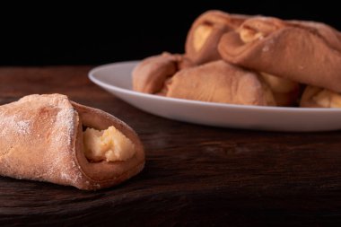 pasta Hamur Mayaları süzme peynir pişirme ahşap bir masa üzerine gelen süzme peynir ile. Küçük işletme ekmek kavramı