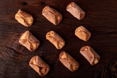 Fırın cheesecakes süzme peynir ile. ahşap masa pişirme kızarır. tatlı ve lezzetli kurabiye