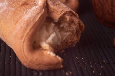 Süzme peynir kurabiye parçaya nibbled. ahşap masa pişirme kızarır. tatlı ve lezzetli kurabiye