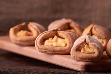 Fırın cheesecakes süzme peynir ile. ahşap masa pişirme kızarır. tatlı ve lezzetli kurabiye