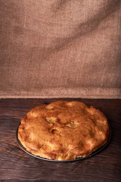 kayısı kek koyu ahşap arka plan üzerinde. renklendirme