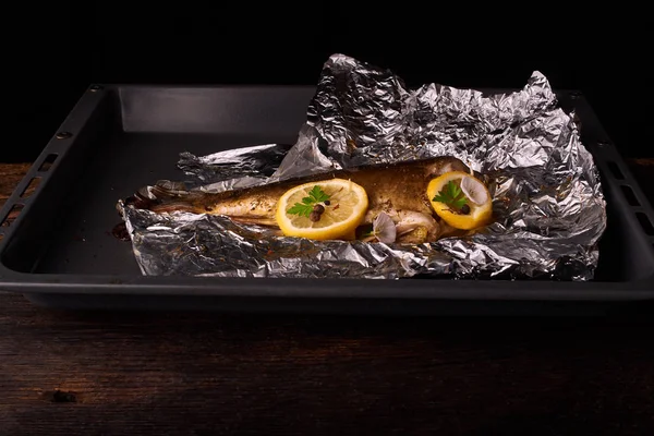 Sulu limon, sarımsak ve tuz tarafı kaplı iştah açıcı Fırında Balık