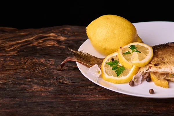 Appetizing Baked Fish Covered Juicy Lemons Garlic Salt Side — Stock Photo, Image