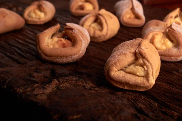 pasta Hamur Mayaları süzme peynir pişirme ahşap bir masa üzerine gelen süzme peynir ile. Küçük işletme ekmek kavramı