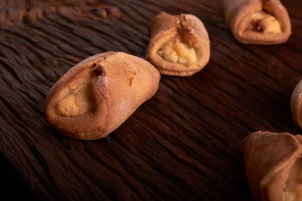 Fırın cheesecakes süzme peynir ile. ahşap masa pişirme kızarır. tatlı ve lezzetli kurabiye