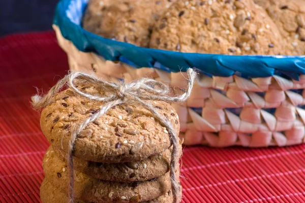 Ahşap masa ve koyu arka plan üzerinde susam ve ayçiçeği tohumu ile tanımlama. Sağlıklı beslenme