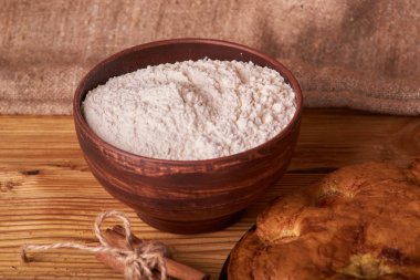 kayısı pasta ve bir kase un ve diğer malzemeler ahşap tablo