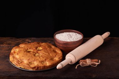 kayısı pasta ve bir kase un ve diğer malzemeler ahşap tablo