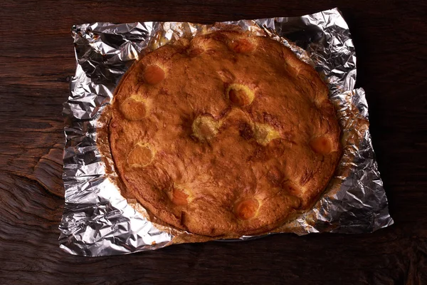 Folyo ahşap bir masa üzerinde pişmiş kayısı