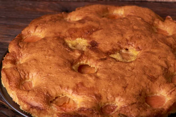 Ahşap masa arka plan üzerine kayısı ile tart