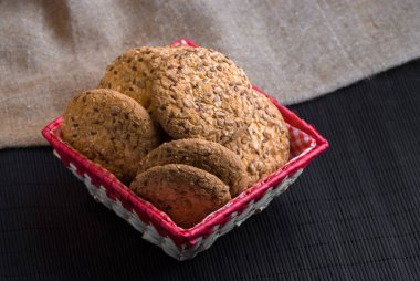 Tuzlu kurabiye üzerinde bir ahşap masa ve çuval bezi arka plan ayçiçeği susam serpilir